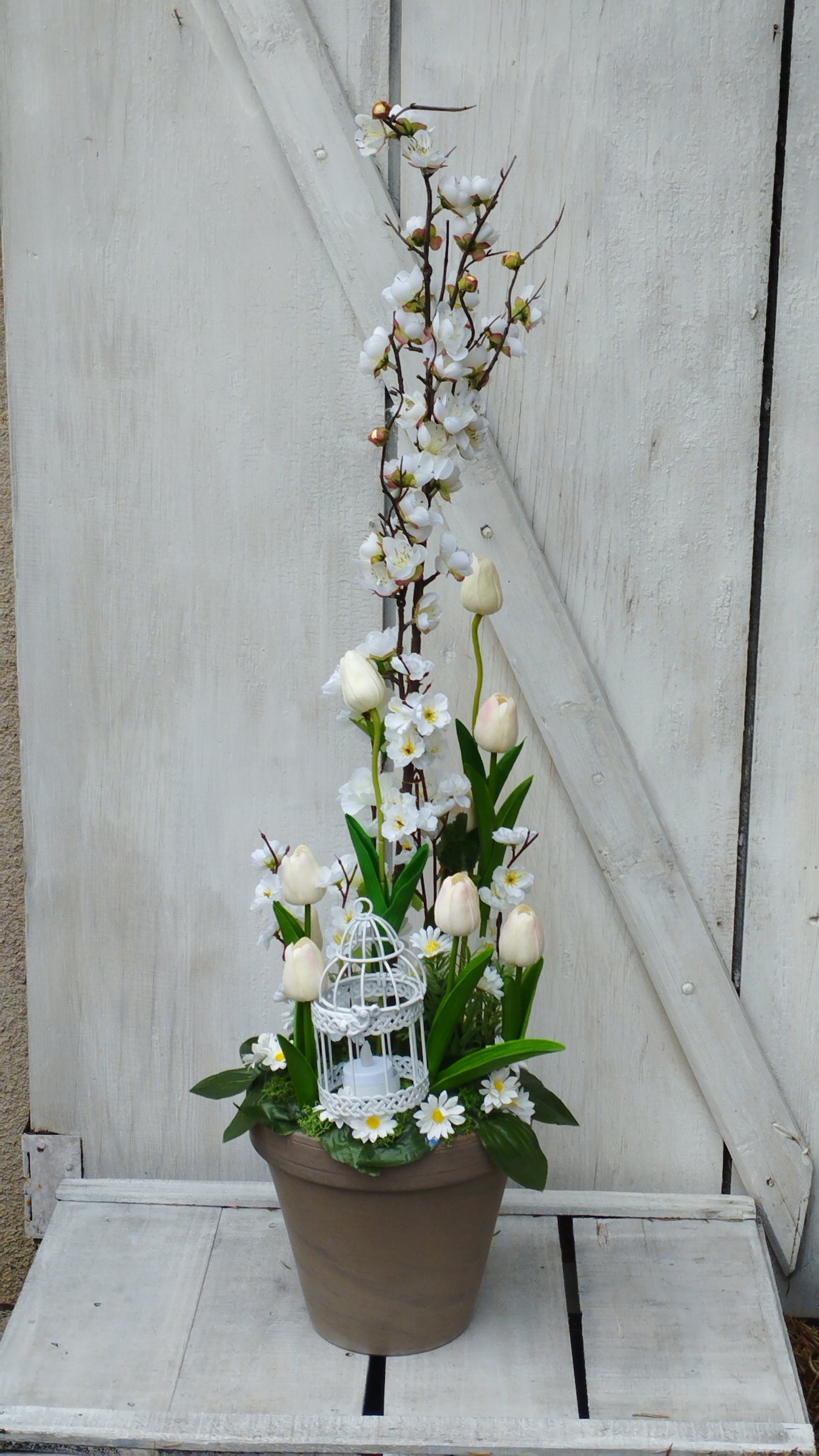 Hófehér tulipános bejárati dísz mécsestartóval