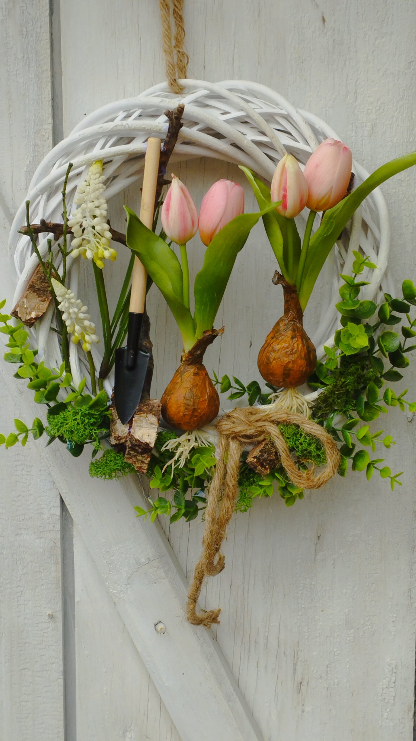 Tulipán hagymás koszorú , Gyöngyikével, ásóval