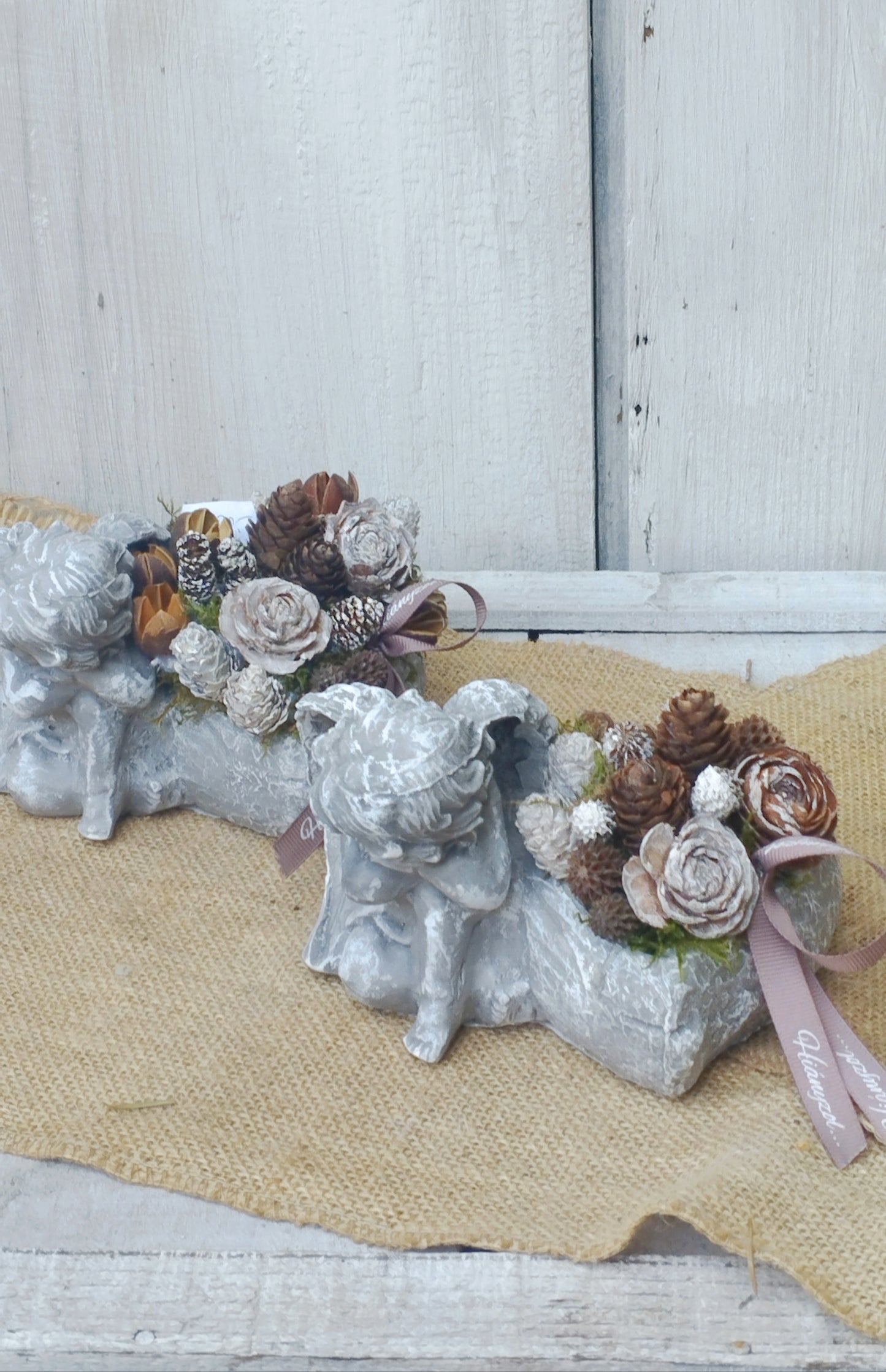 Kő anygyal szárazvirágokkal