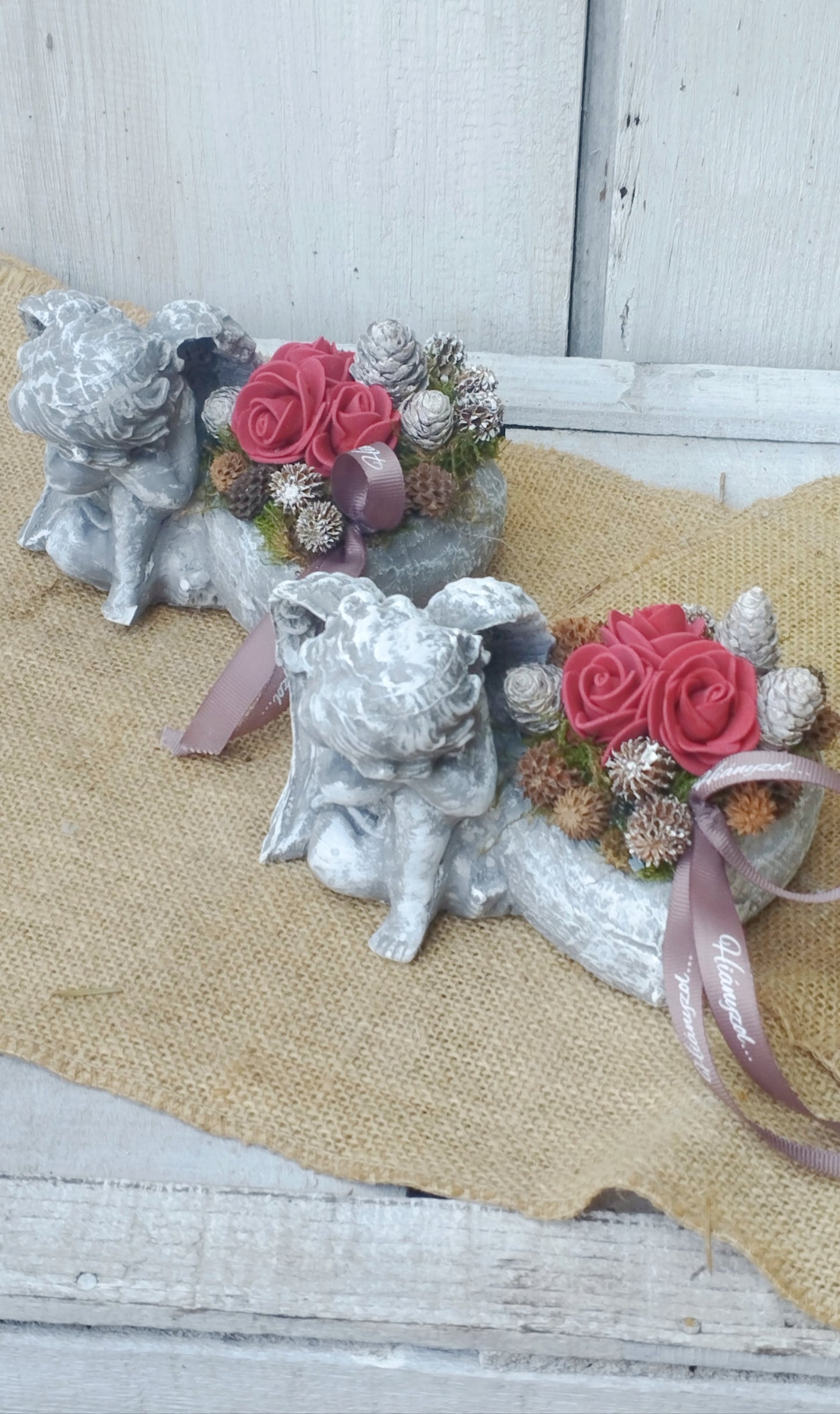 Kő angyal piros rózsával