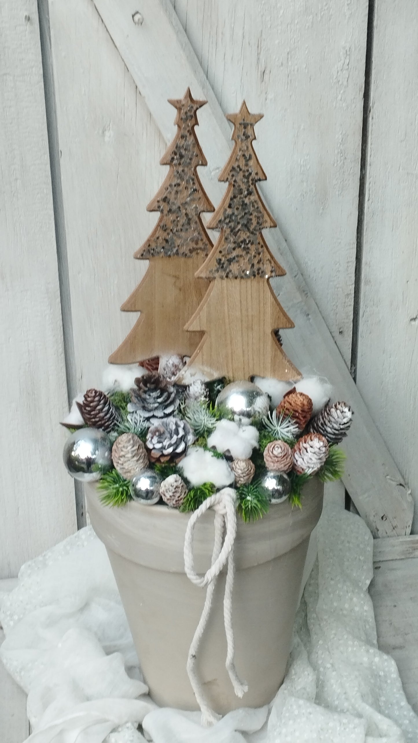 Bejárati dísz fa fenyőkkel fehér és ezüst diszítéssel