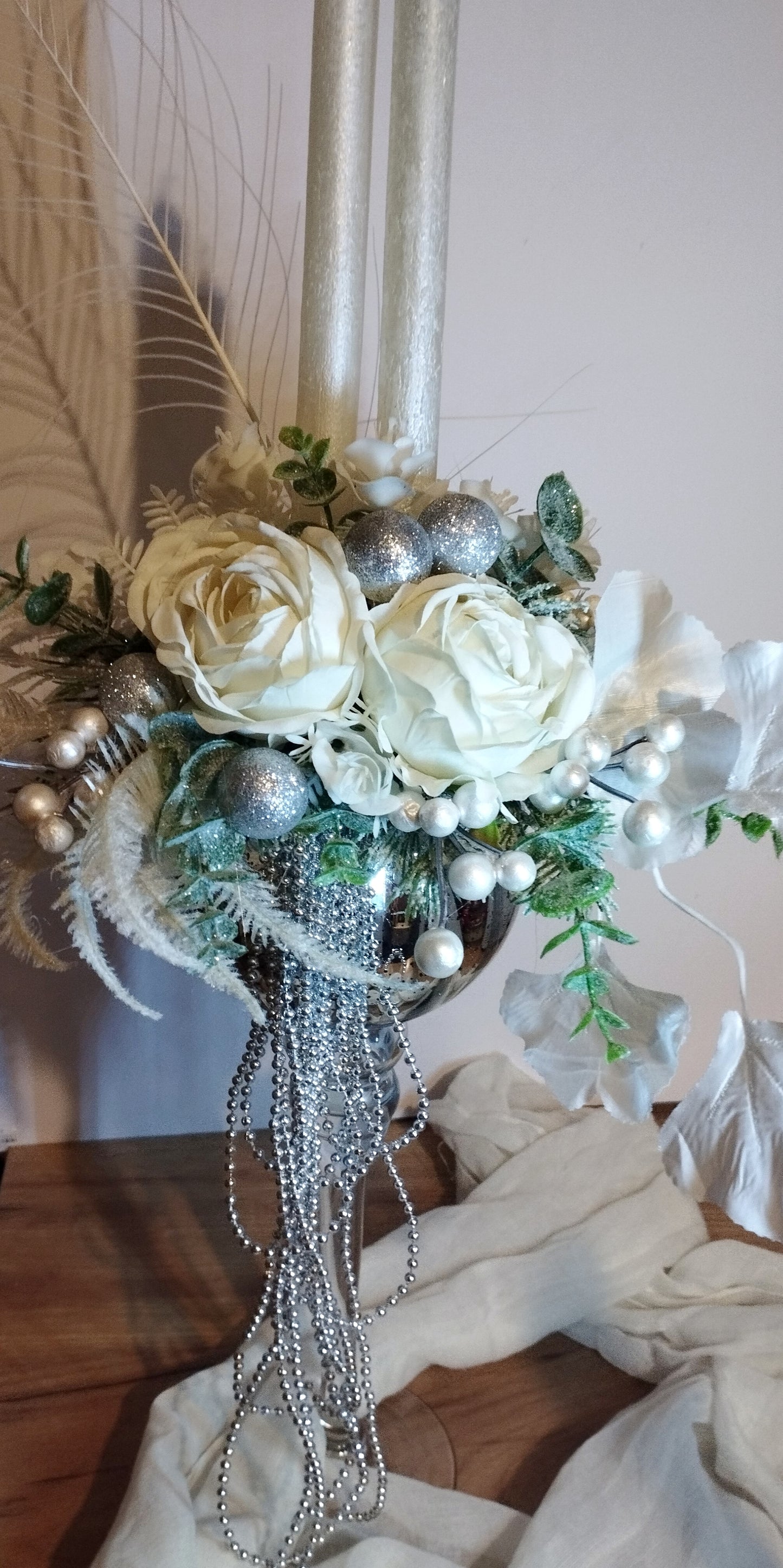 Ezüst elegáns kehely fehér díszítéssel