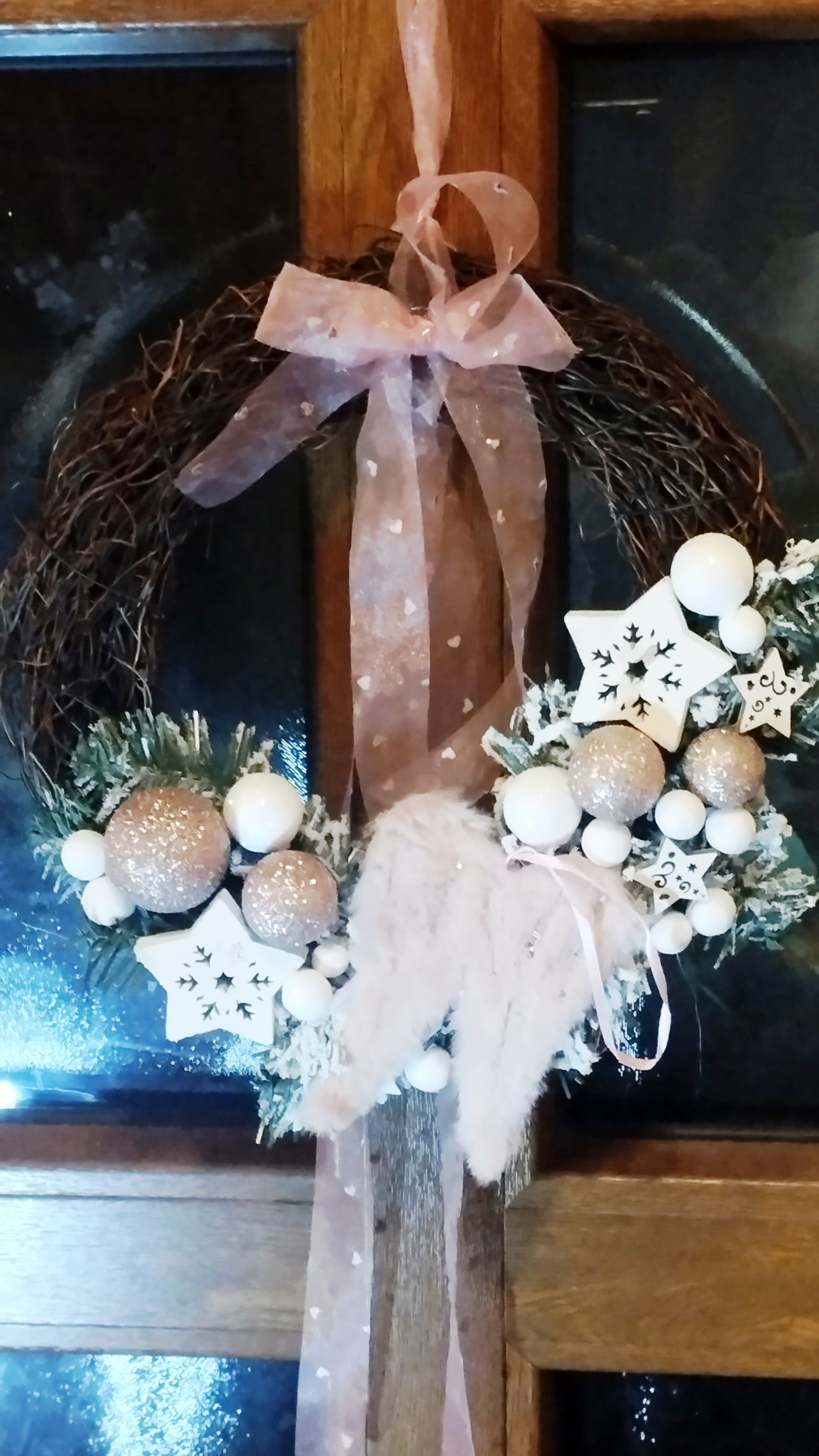 Rózsaszín angyal szárnyas koszorú