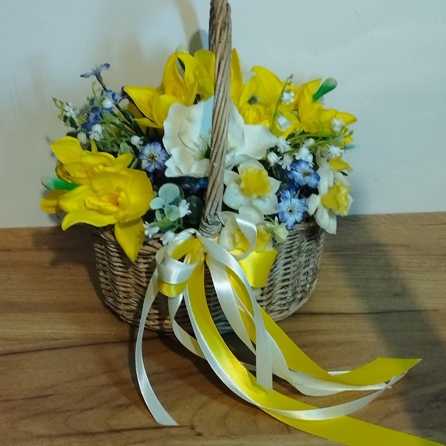 Nárcisz ,hunyor, nefelecs kosárkában