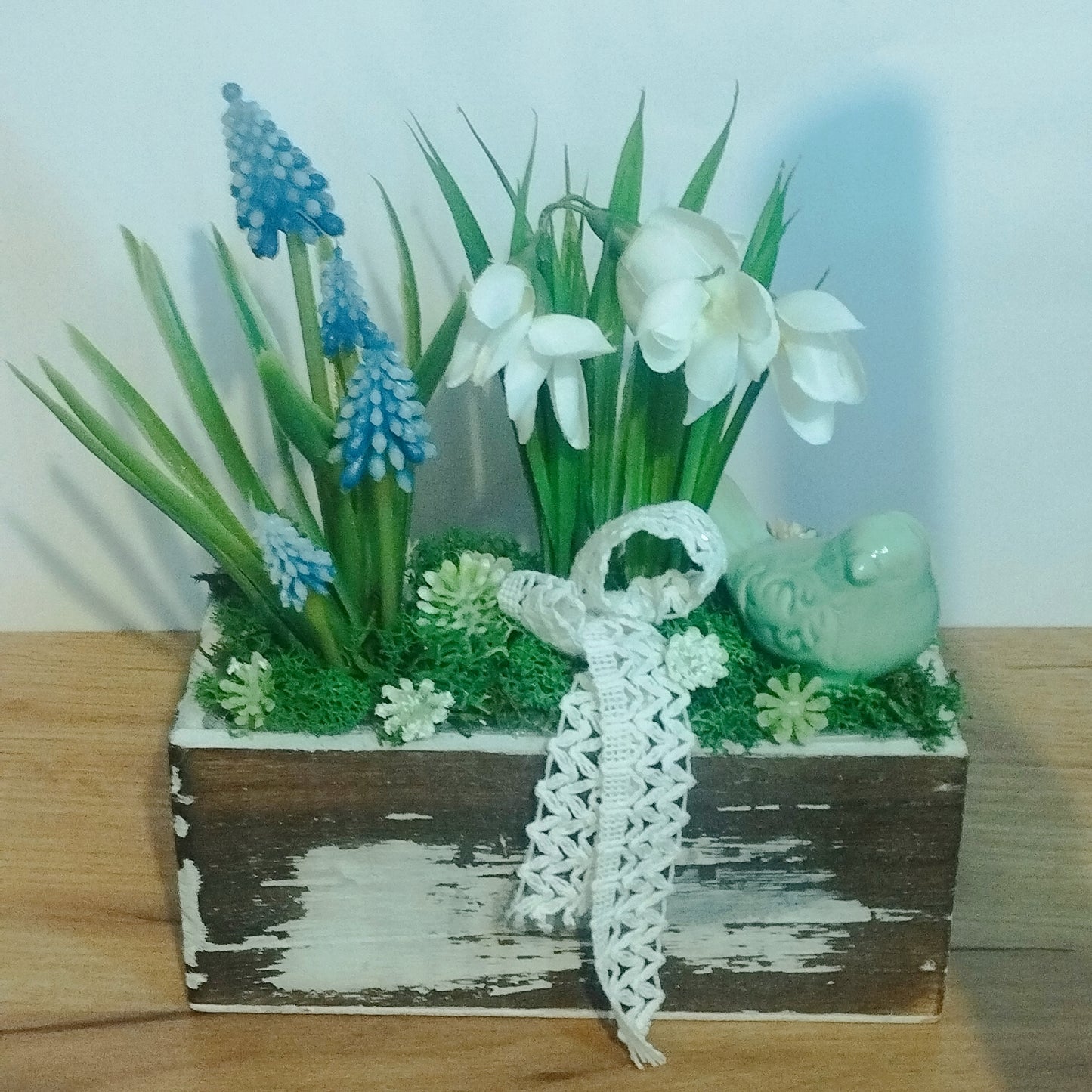 Hóvirág gyöngyikével kis madárkával