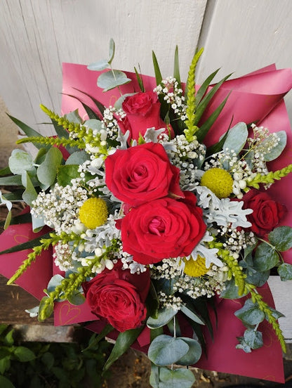 Piros öt szálas rózsa csokor