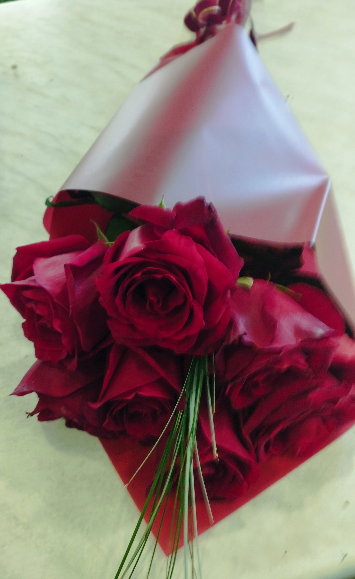 Öt száll bordó rózsa tölcsérben  ,masnival