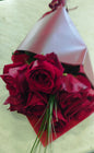 Öt száll bordó rózsa tölcsérben masnival