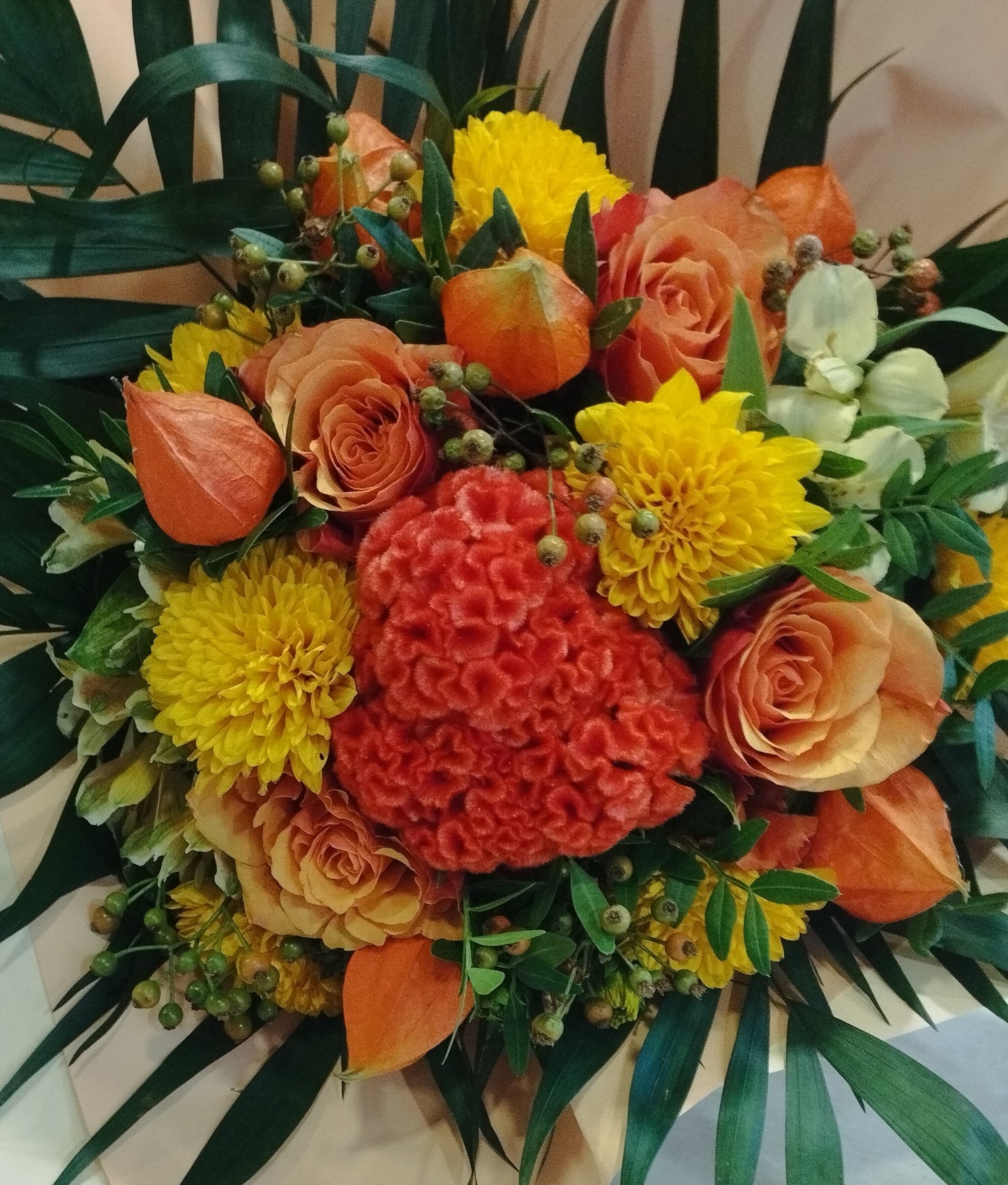 Vegyes csokorok M méret sárgás  ,pirosas   árnyalatban