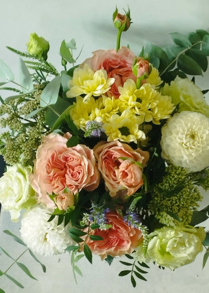 Vegyes csokorok M méret sárgás  ,pirosas   árnyalatban