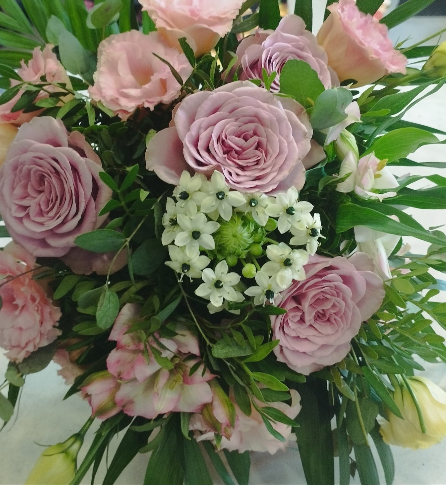 Vegyes virág csokor  M méret rózsaszínes árnyalat