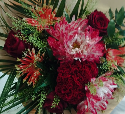 Vegyes csokorok M méret sárgás  ,pirosas   árnyalatban