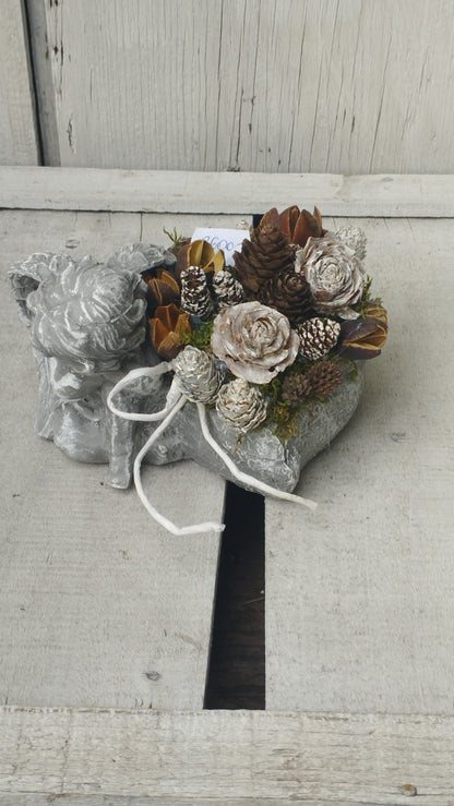 Kő anygyal szárazvirágokkal