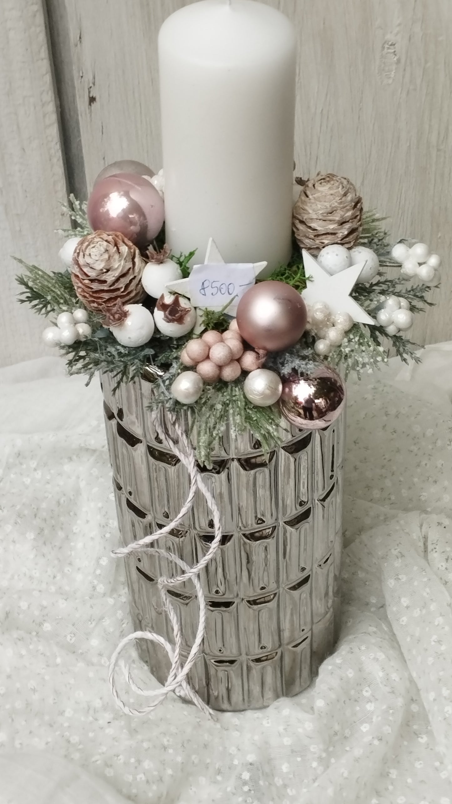 Ezüst vázában ,púder és fehér asztal dísz