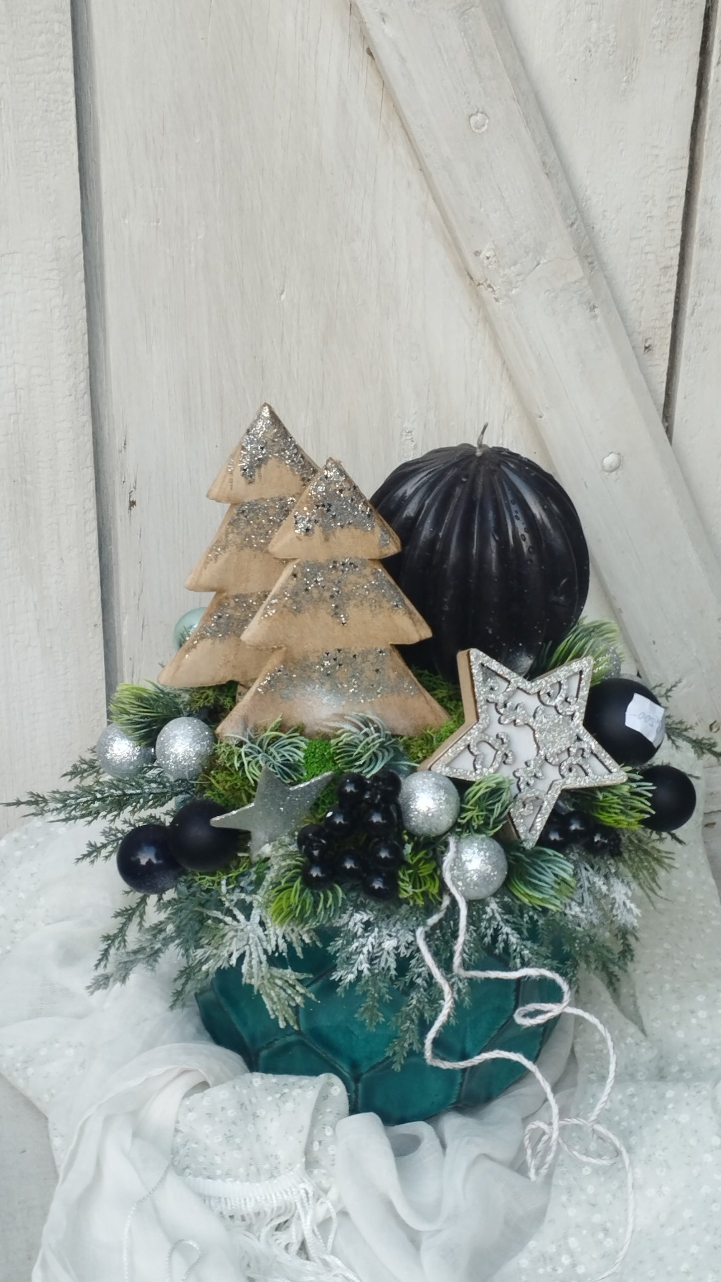 Zöl kaspóban  fa fenyők , ezüst és fekete díszítéssel
