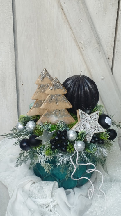 Zöl kaspóban  fa fenyők , ezüst és fekete díszítéssel