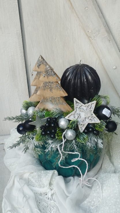 Zöl kaspóban  fa fenyők , ezüst és fekete díszítéssel