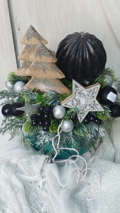 Zöl kaspóban  fa fenyők , ezüst és fekete díszítéssel