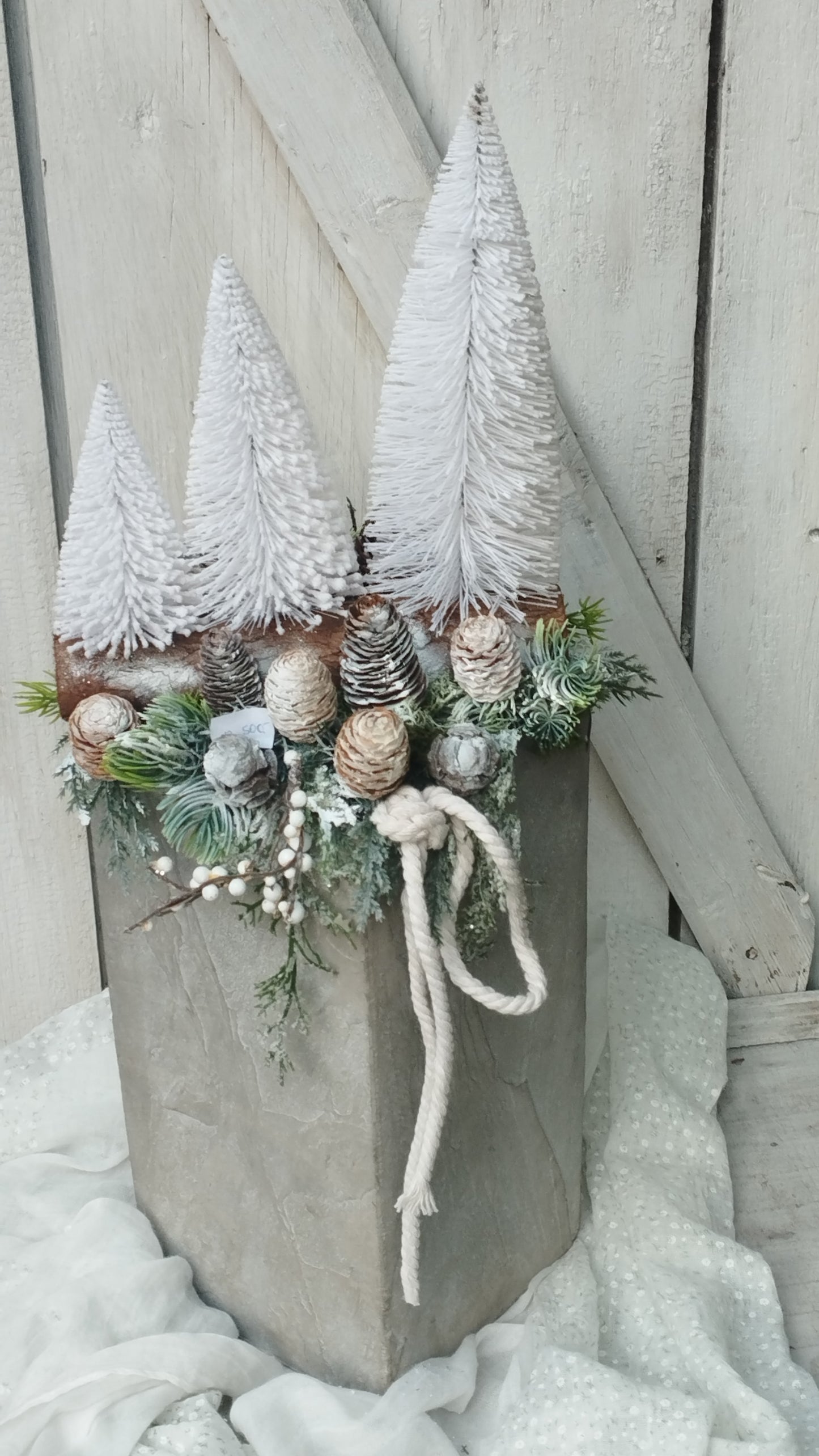 Bejárati dísz szürke kaspóban