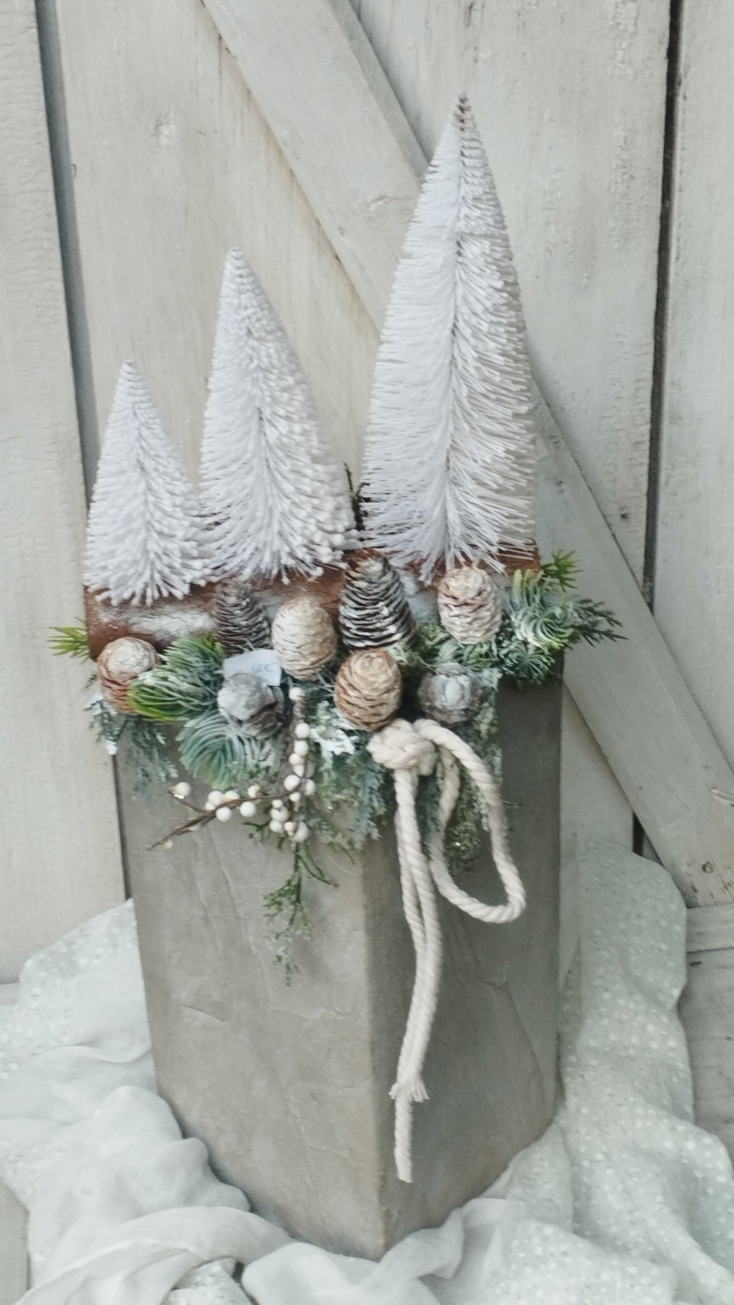 Bejárati dísz szürke kaspóban