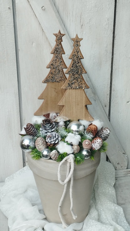 Bejárati dísz fa fenyőkkel fehér és ezüst diszítéssel