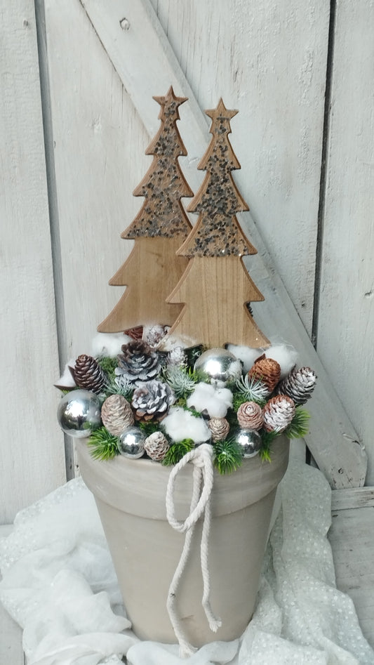 Bejárati dísz fa fenyőkkel fehér és ezüst diszítéssel