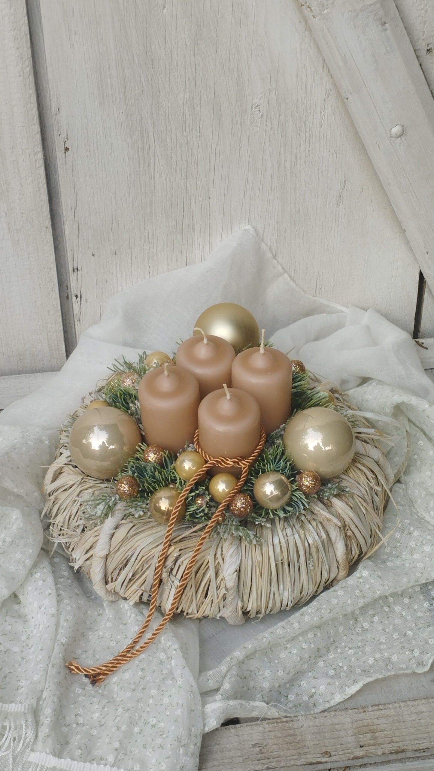 Bézs és arany adventi koszorú