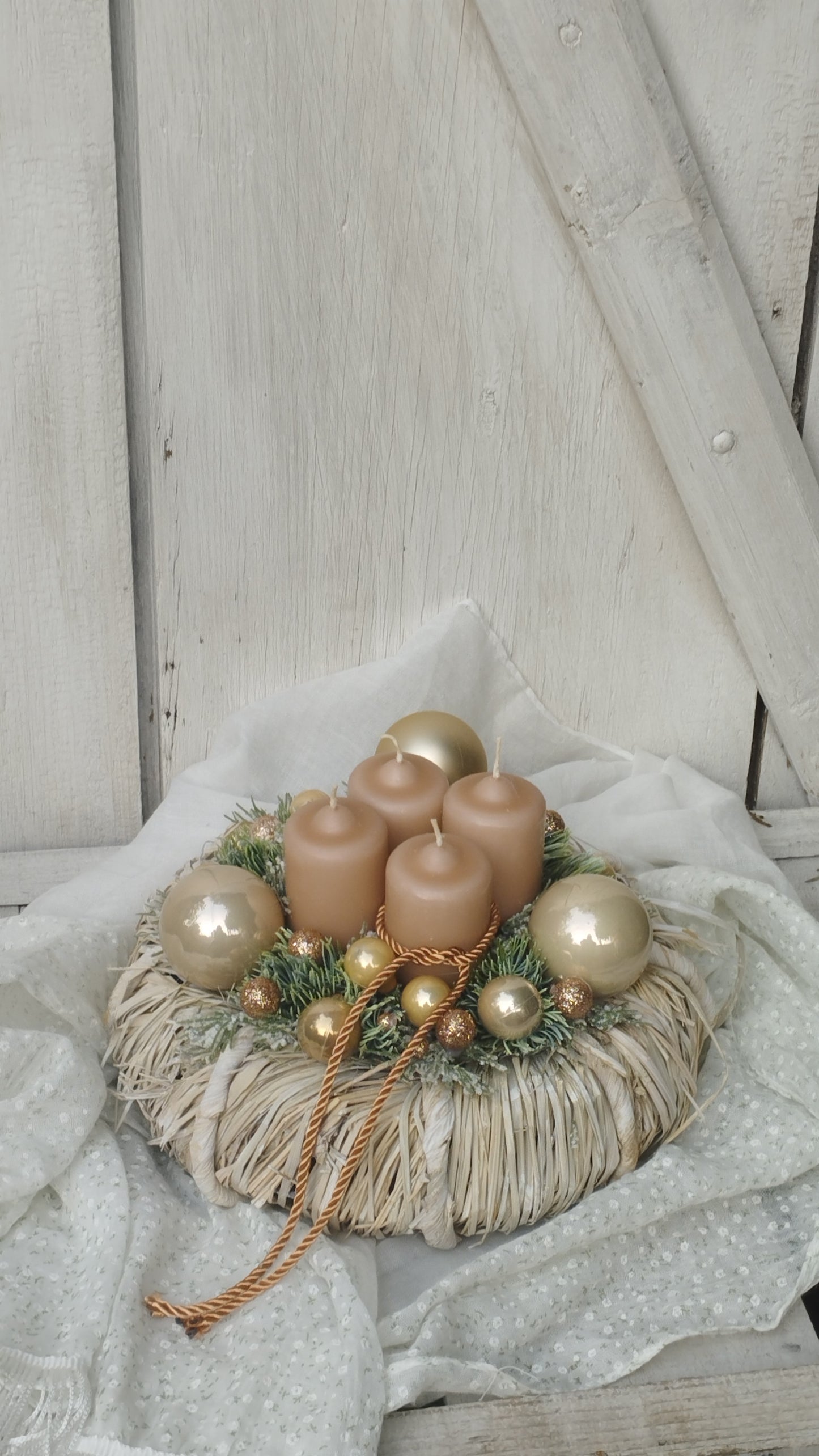 Bézs és arany adventi koszorú