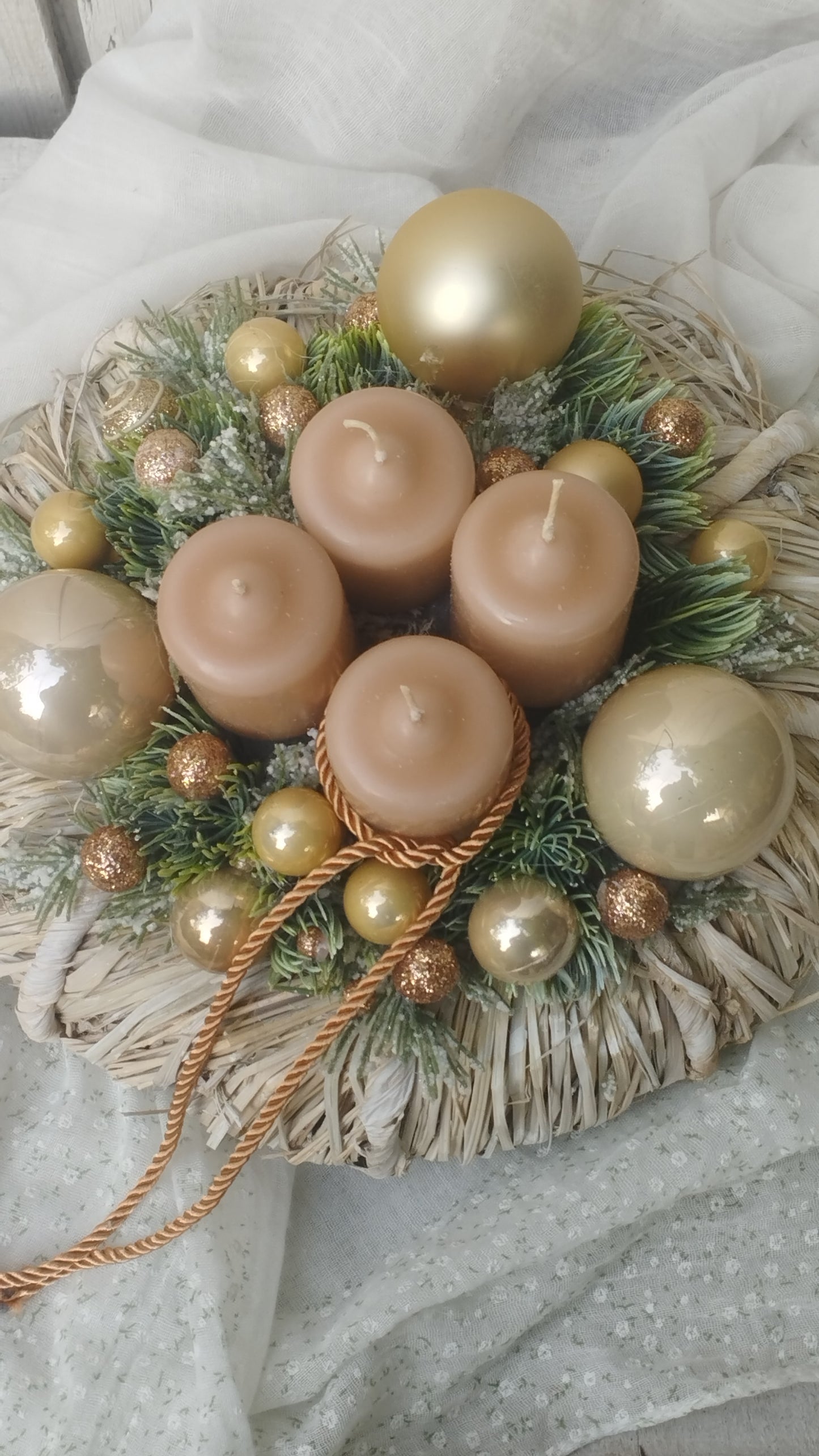 Bézs és arany adventi koszorú