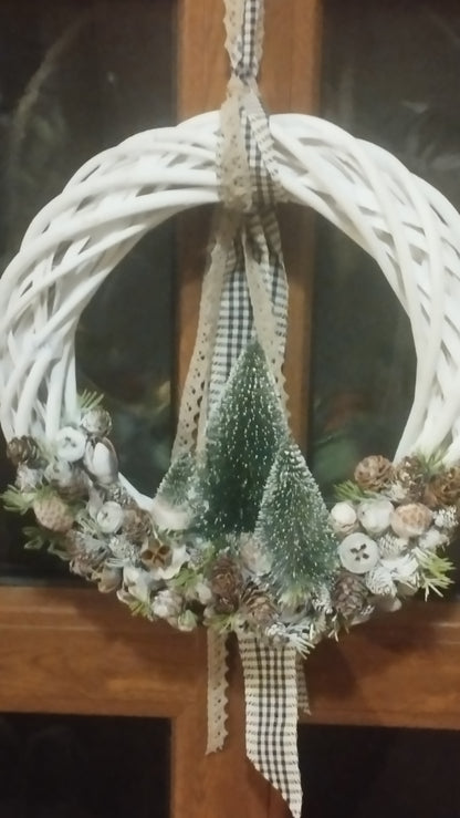 Karácsonyi ajtódísz fenyőkkel