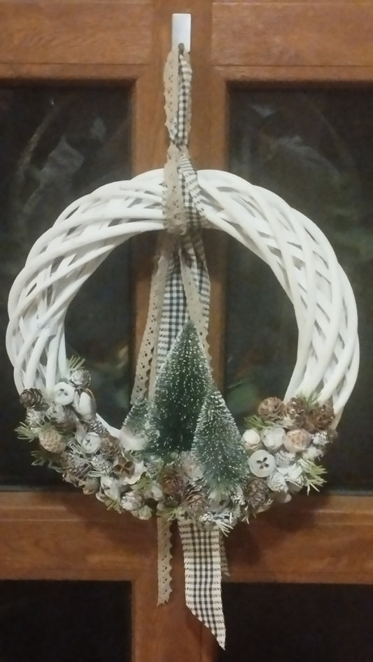 Karácsonyi ajtódísz fenyőkkel