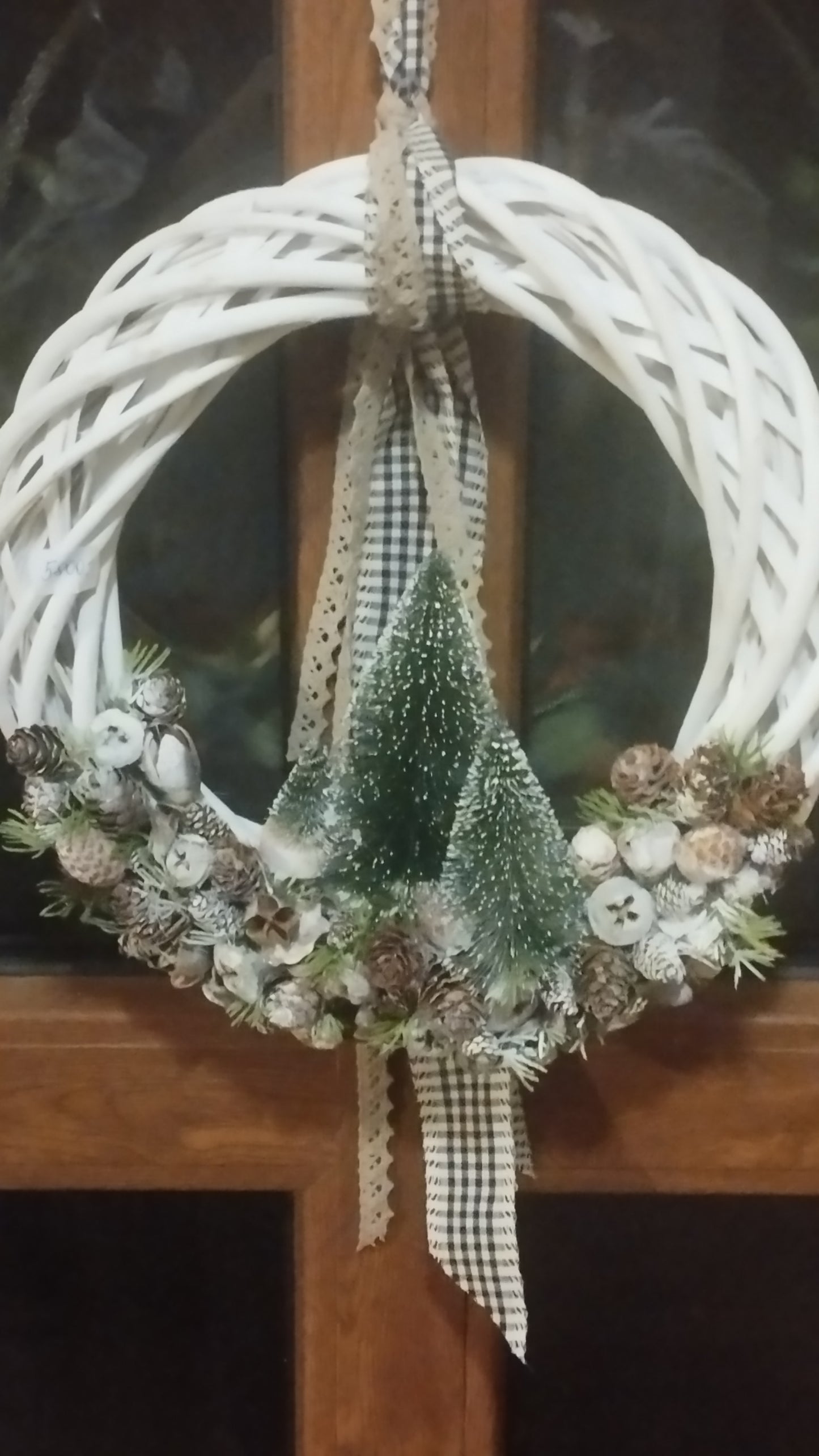 Karácsonyi ajtódísz fenyőkkel