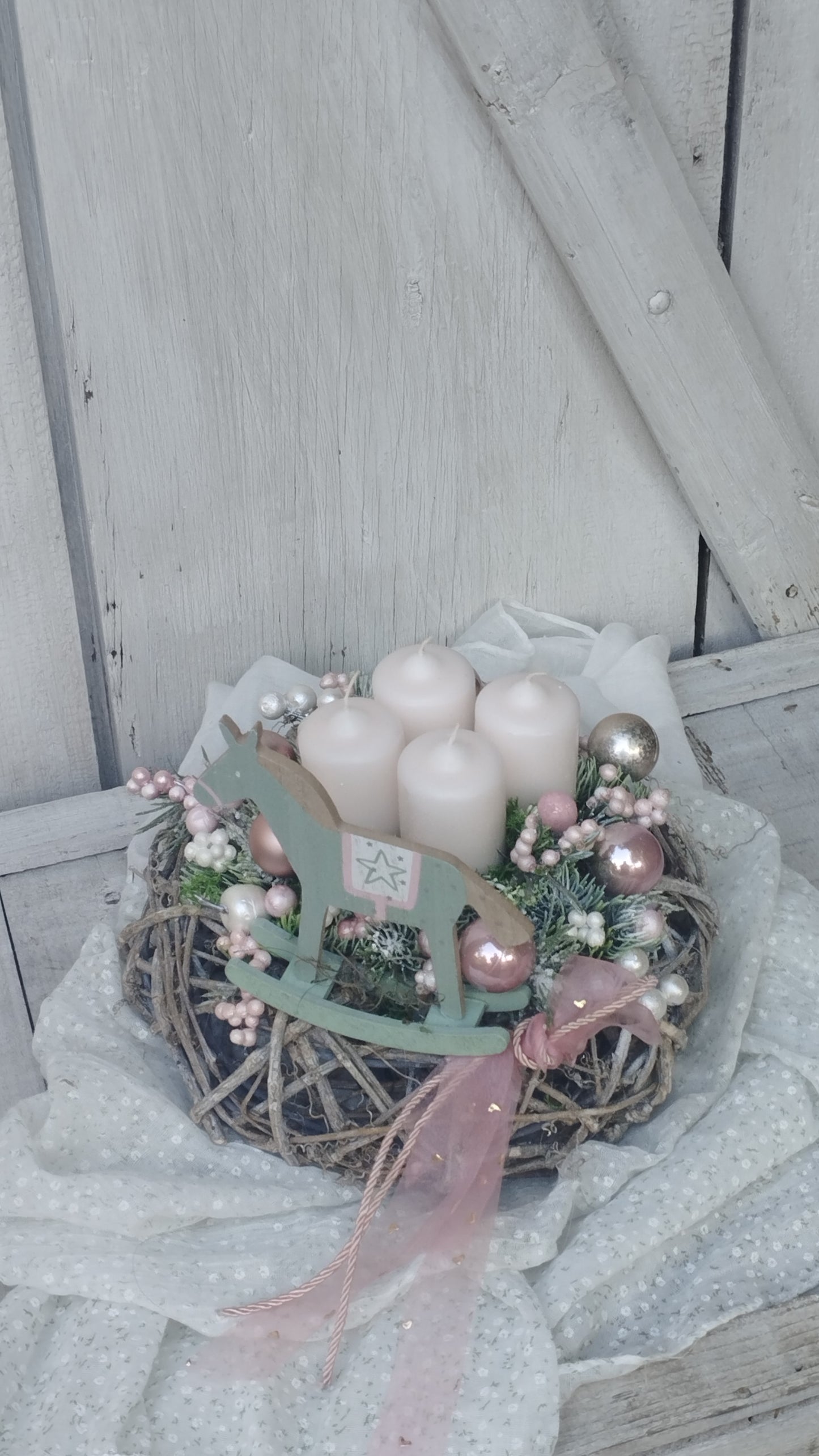 Pasztel zöld fa lovacska púder rózsaszínnel