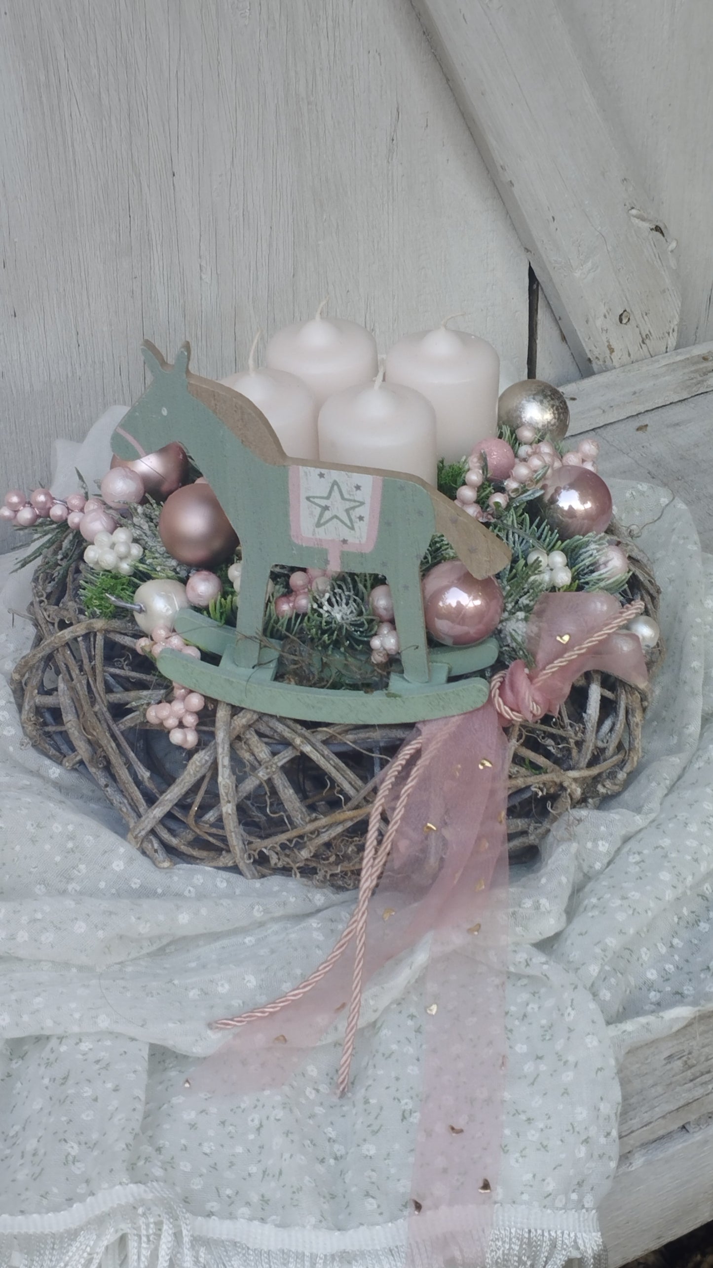 Pasztel zöld fa lovacska púder rózsaszínnel