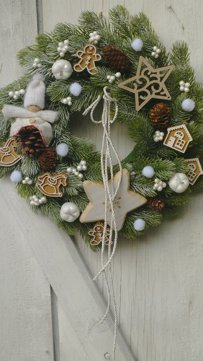 Fehér kopogtató toboz manóval  fa csillagokkal