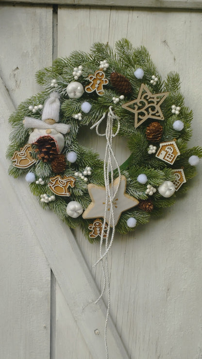 Fehér kopogtató toboz manóval  fa csillagokkal