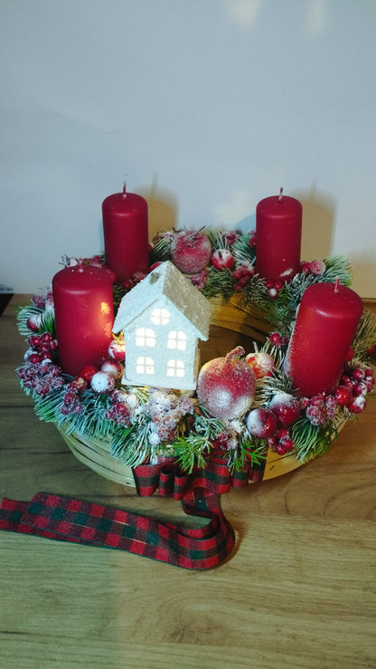 Hagyományos piros adventi  havas bogyókkal világító házikóval