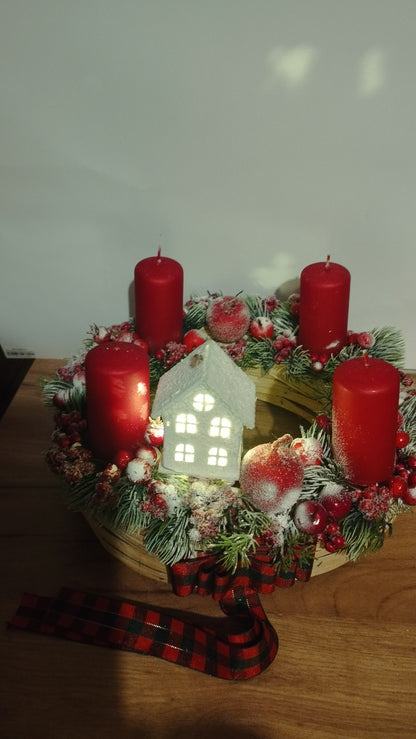 Hagyományos piros adventi  havas bogyókkal világító házikóval