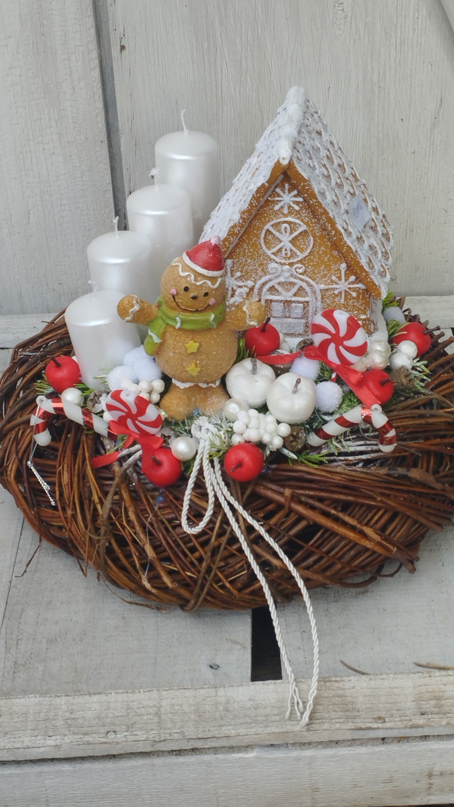 Adventi koszorú mézeskalácsos házikó Mézikével