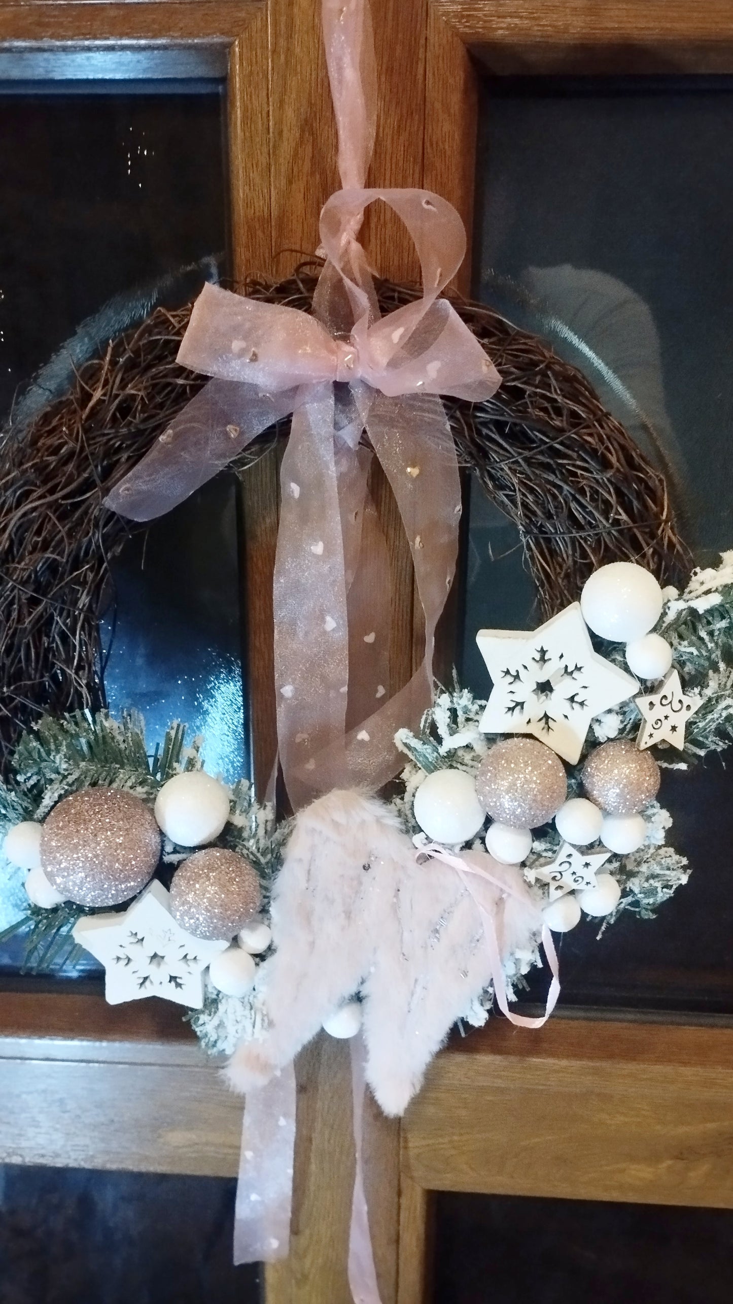 Rózsaszín angyal szárnyas koszorú