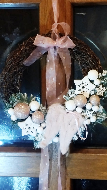 Rózsaszín angyal szárnyas koszorú