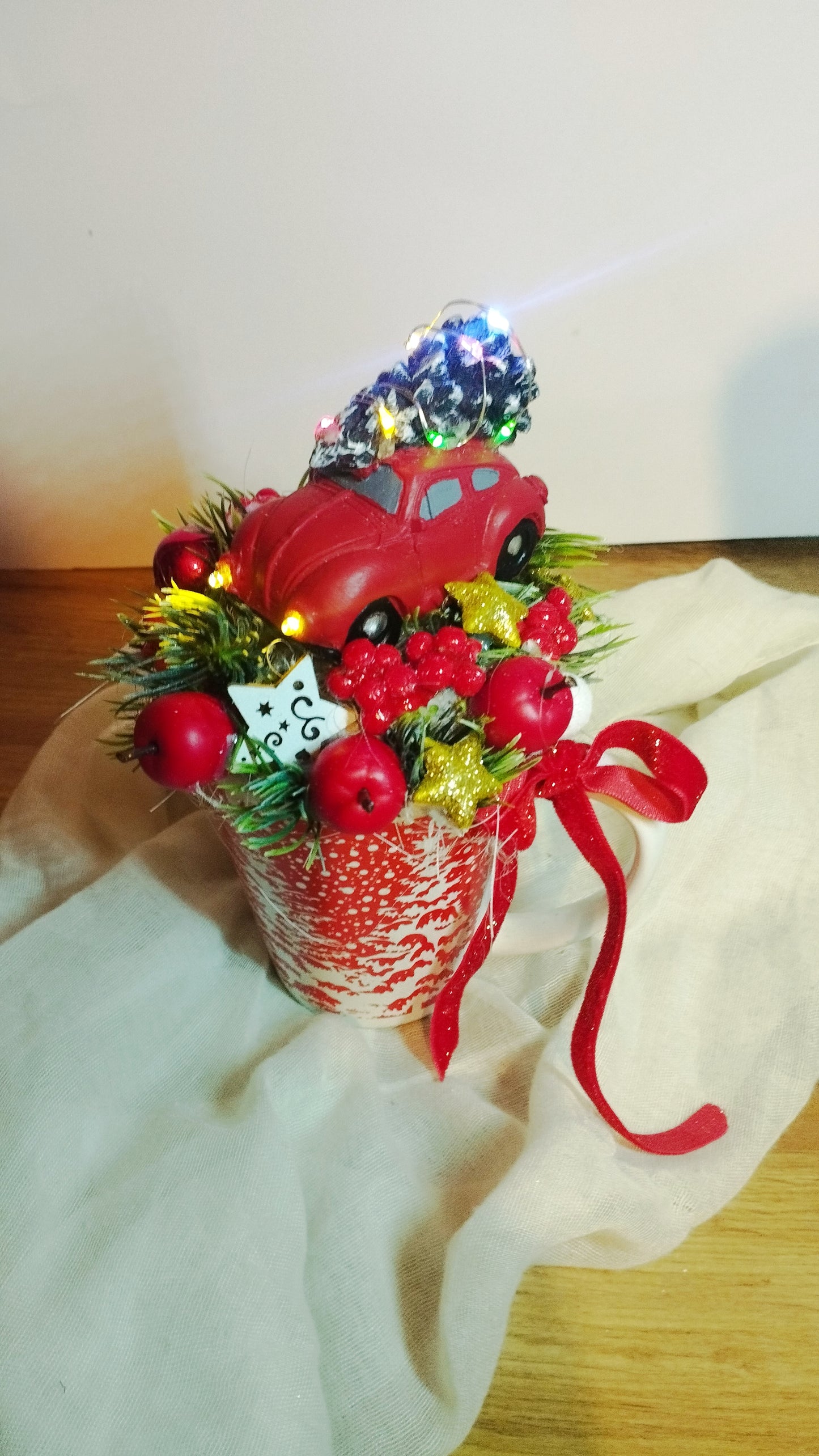 Világító kisautó bögrében