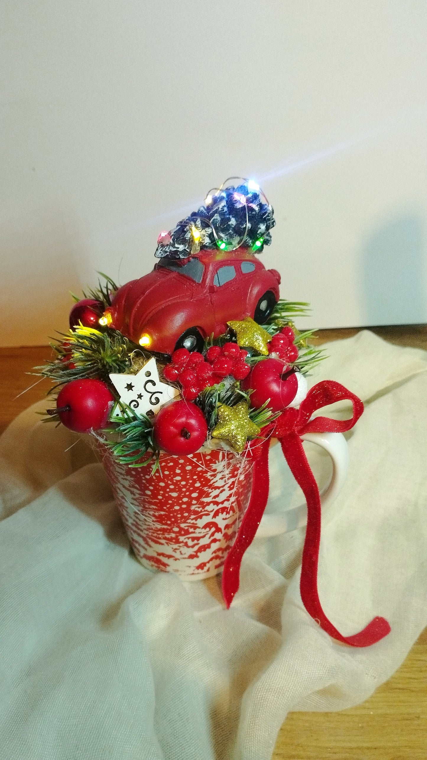 Világító kisautó bögrében