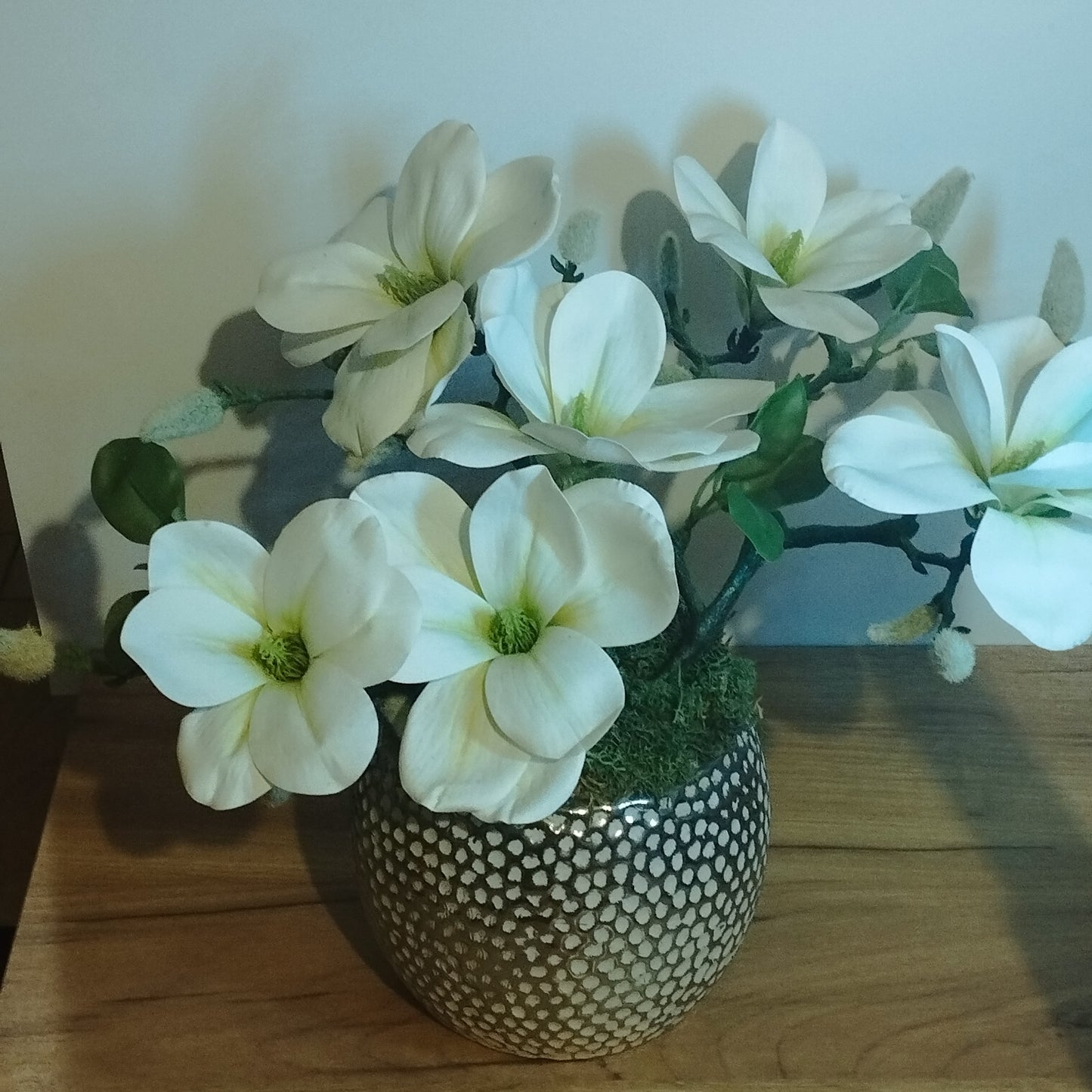 Magnóliák elegáns ezüst kaspóban