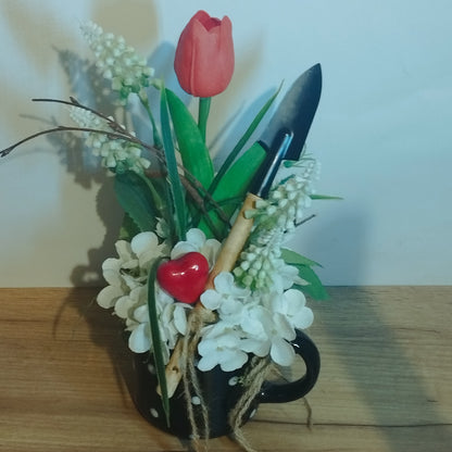 Piros tulipán, gyöngyike fekete pettyes bögrében