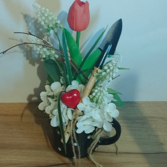 Piros tulipán, gyöngyike fekete pettyes bögrében