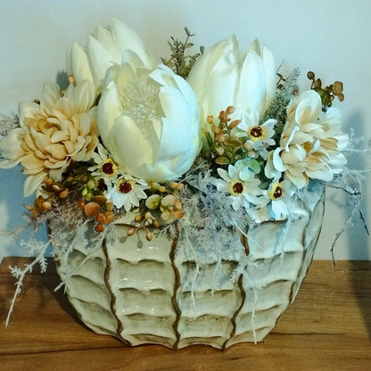 Bézs virágok és fehér  Protea egy impozáns kaspóban