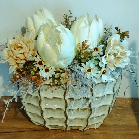 Bézs virágok és fehér  Protea egy impozáns kaspóban