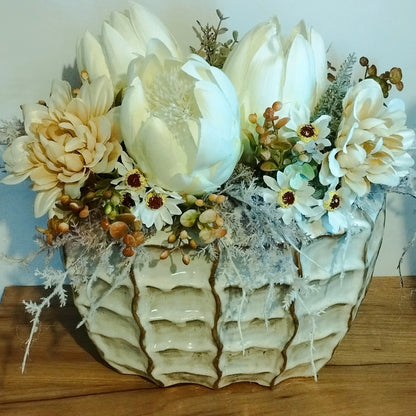 Bézs virágok és fehér  Protea egy impozáns kaspóban