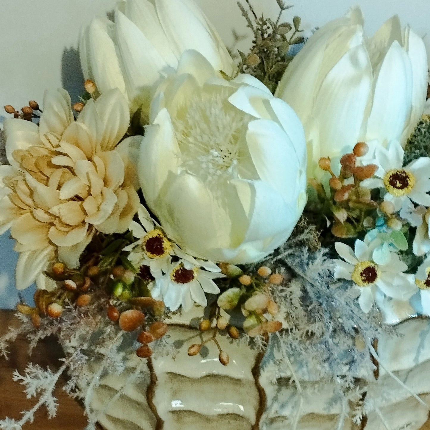 Bézs virágok és fehér  Protea egy impozáns kaspóban